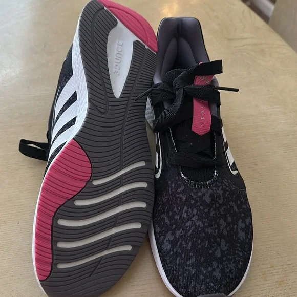 Never wore out, new without tags - Picture 3 of 3